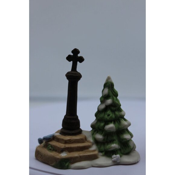Dept 56 Heritage Village - Town Well & Holy Cross - Picture 5 of 6